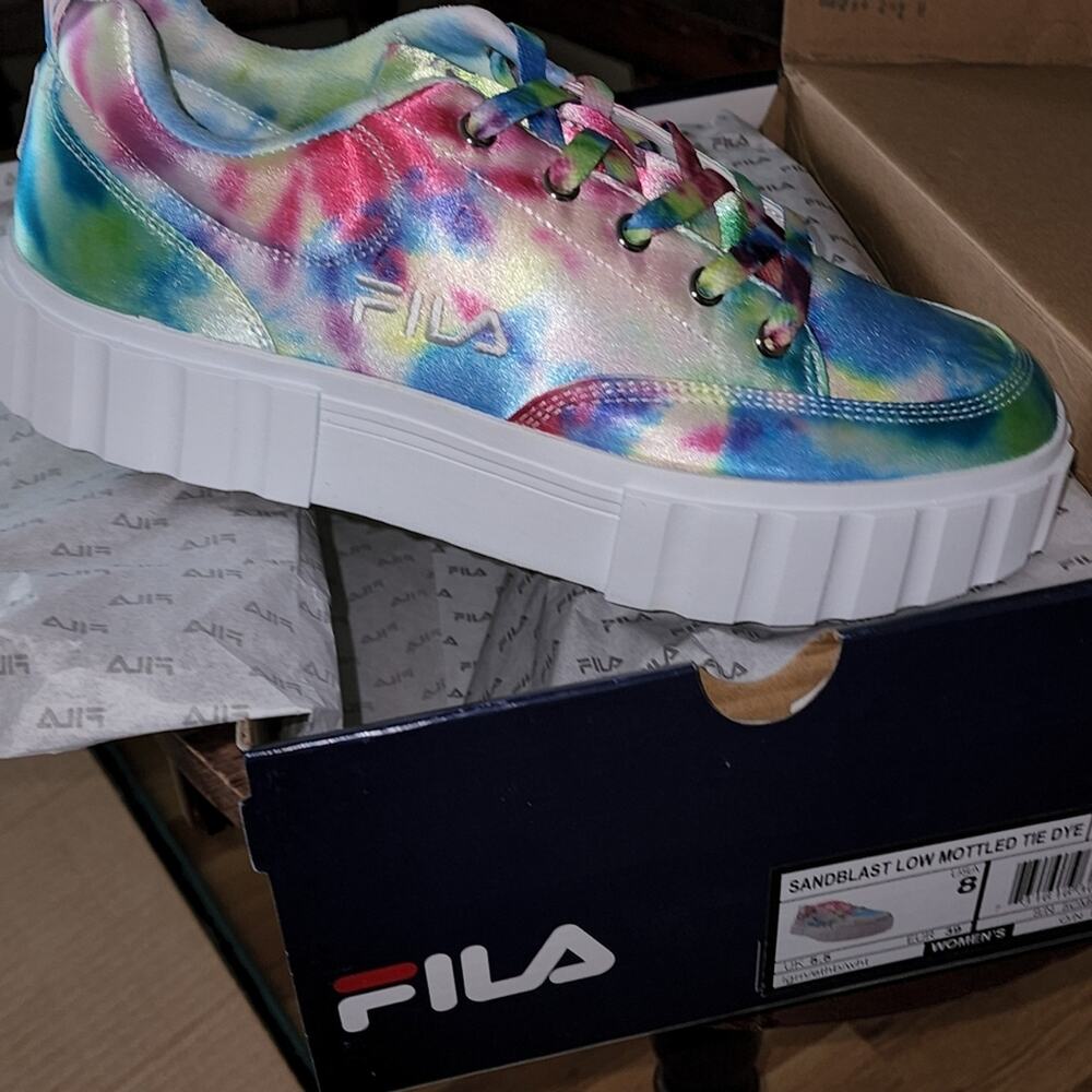 FILA NWT WOMENS SANDBLAST LOW MOTTLE TIE DYED SNEAKERS